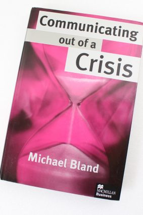 Communicating out of a Crisis (MacMillan Business) by Bland Michael ISBN: 9780333720974