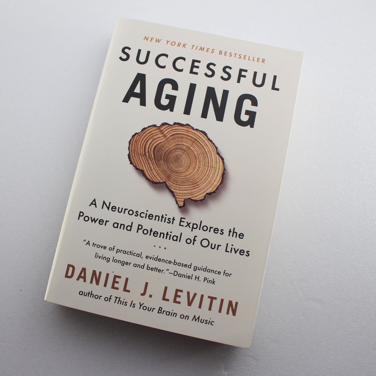 Successful Aging: A Neuroscientist Explores the Power and Potential of Our Lives  ISBN: 9781524744205