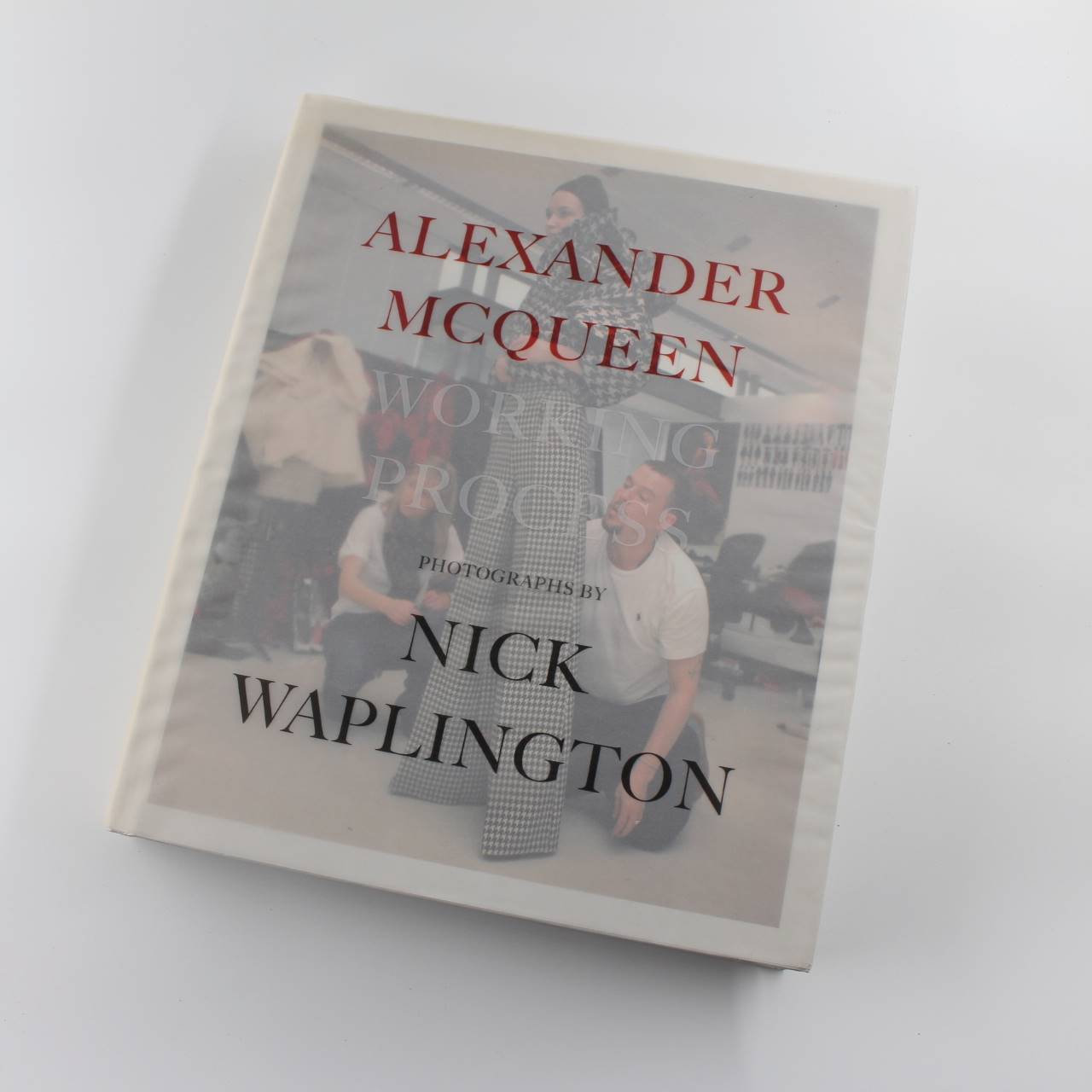 Alexander McQueen: Working Process: Photographs by Nick Waplington book by Susannah Frankel Alexander McQueen  ISBN: 9788862082952