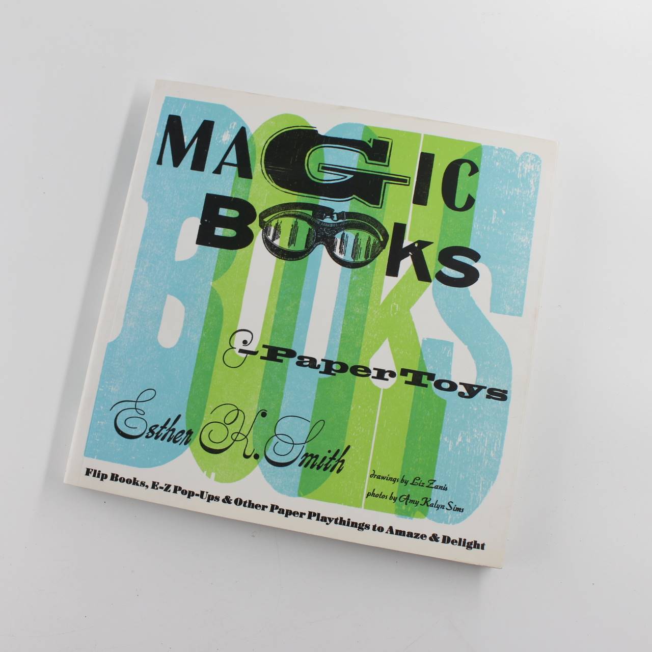 Magic Books And Paper Toys Flip Books E-Z Pop-ups and Other Paper Playthings to Amaze and Delight book by Esther K. Smith  ISBN: 9780307407092