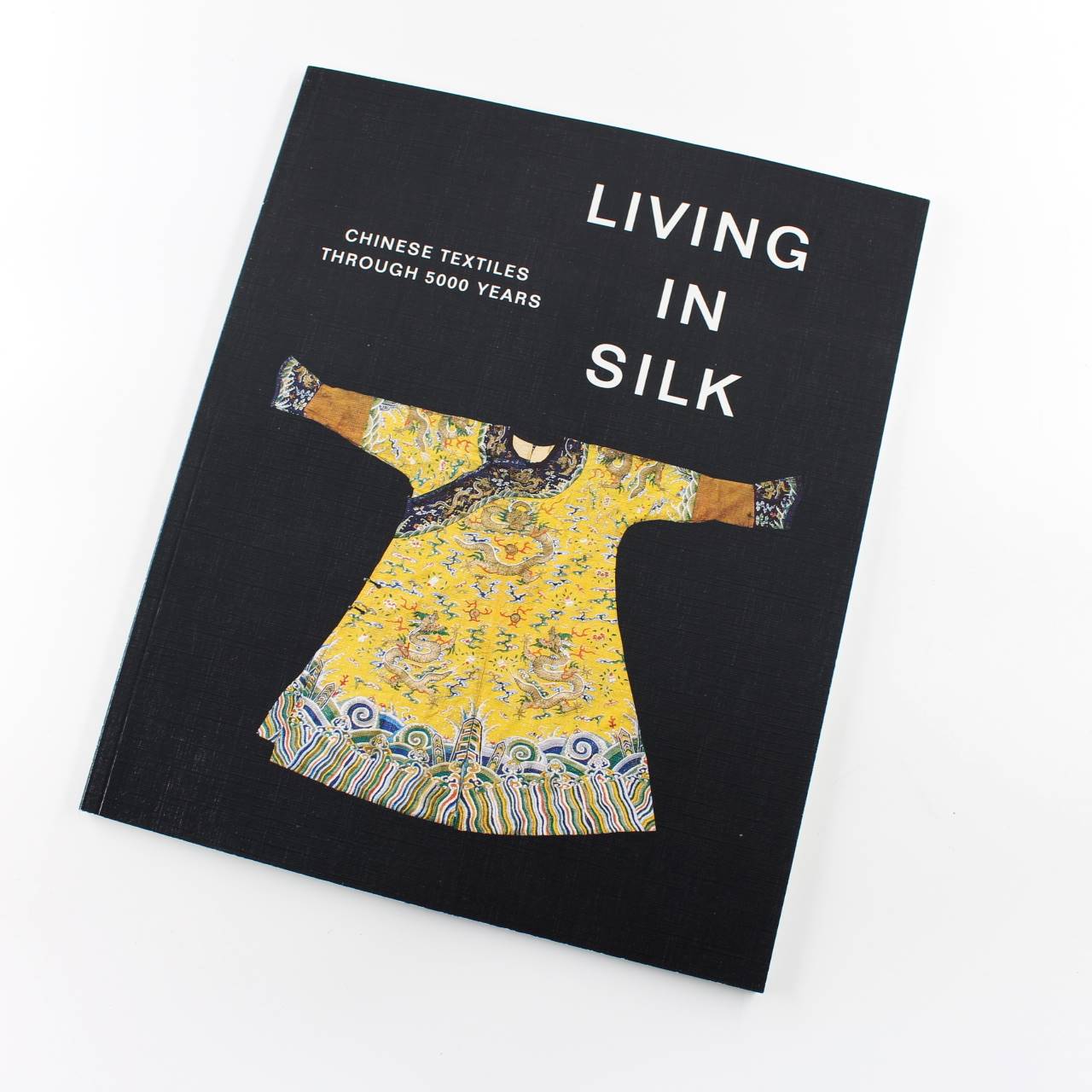 Living in Silk: Chinese Textiles through 5000 years book by Nottingham City Museums  ISBN: 9780905634937