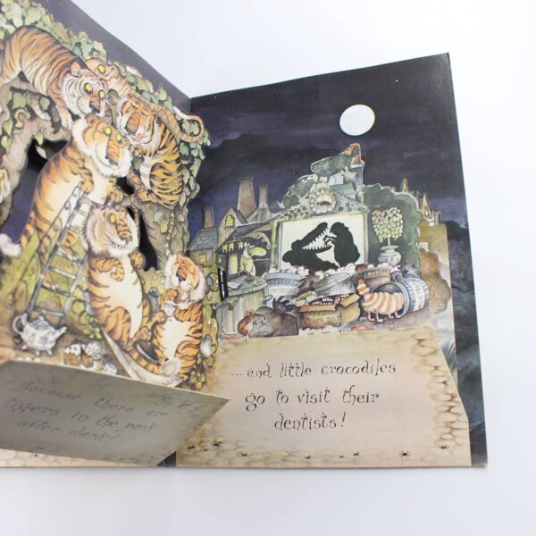 Don't Go Out Tonight: A Creepy Concertina Pop-Up book by Babette Cole   ISBN: 9780241107324 - Image 3